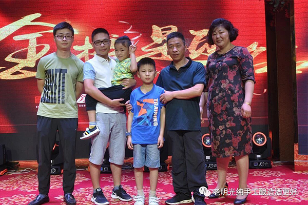 c7娱乐酒业重教贺金榜 清华学子钟情老c7娱乐 —2018年c7娱乐市高考状元赵翔赴清华园欢送仪式