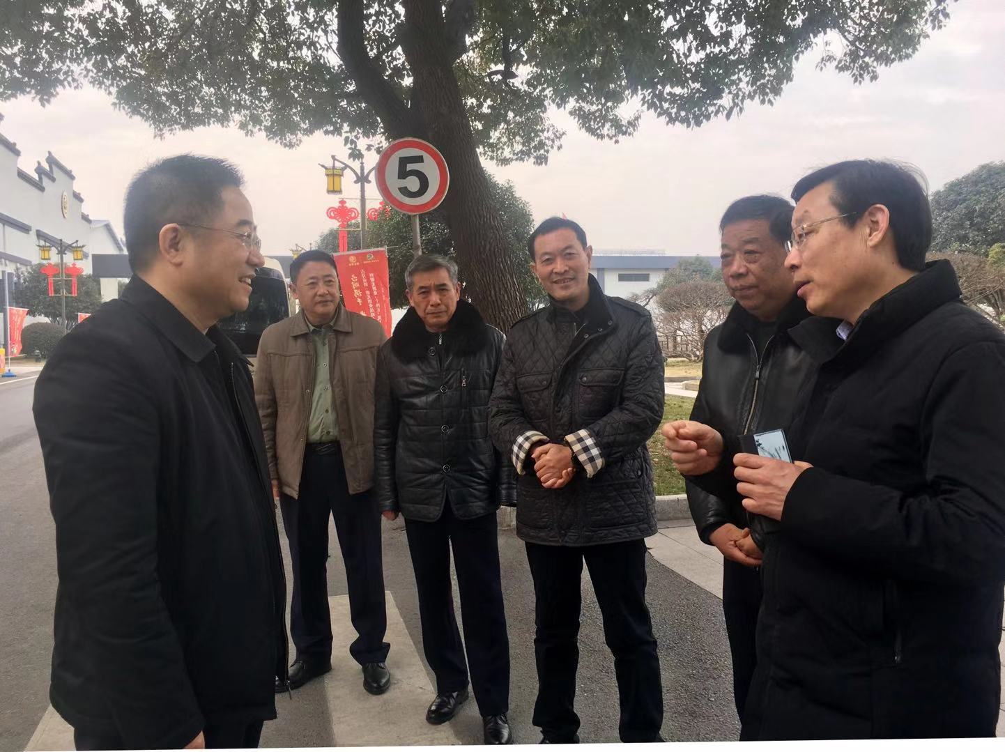 新春送祝福 关怀暖人心 —c7娱乐市委书记王珏大年三十慰问c7娱乐酒业员工