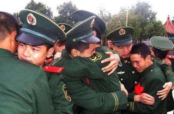 关于义务兵退伍后的职业选择和发展方向——以两年服役期满的退伍兵为例，义务兵退伍后的职业选择与发展路径探究，以两年服役期满退伍兵为视角