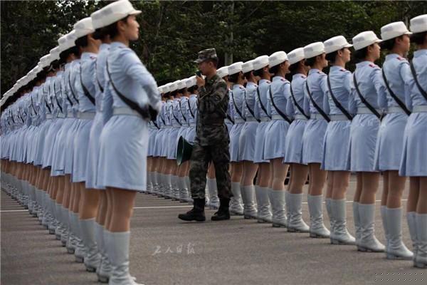 庆祝中国70周年阅兵式高清完整版，回顾历史，展望未来，庆祝中国70周年阅兵盛典回顾历史展望未来，高清完整版震撼呈现
